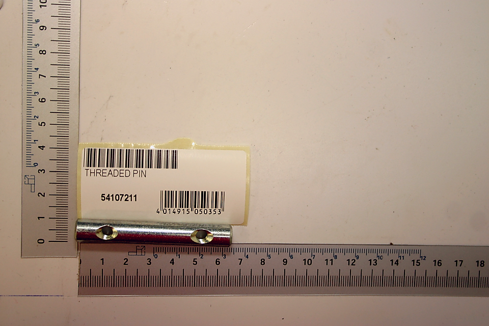 Scheppach-Gewindebolzen (Teil der Gewindebolzen RD 10x66-Serie) mit Beschriftung und Barcode