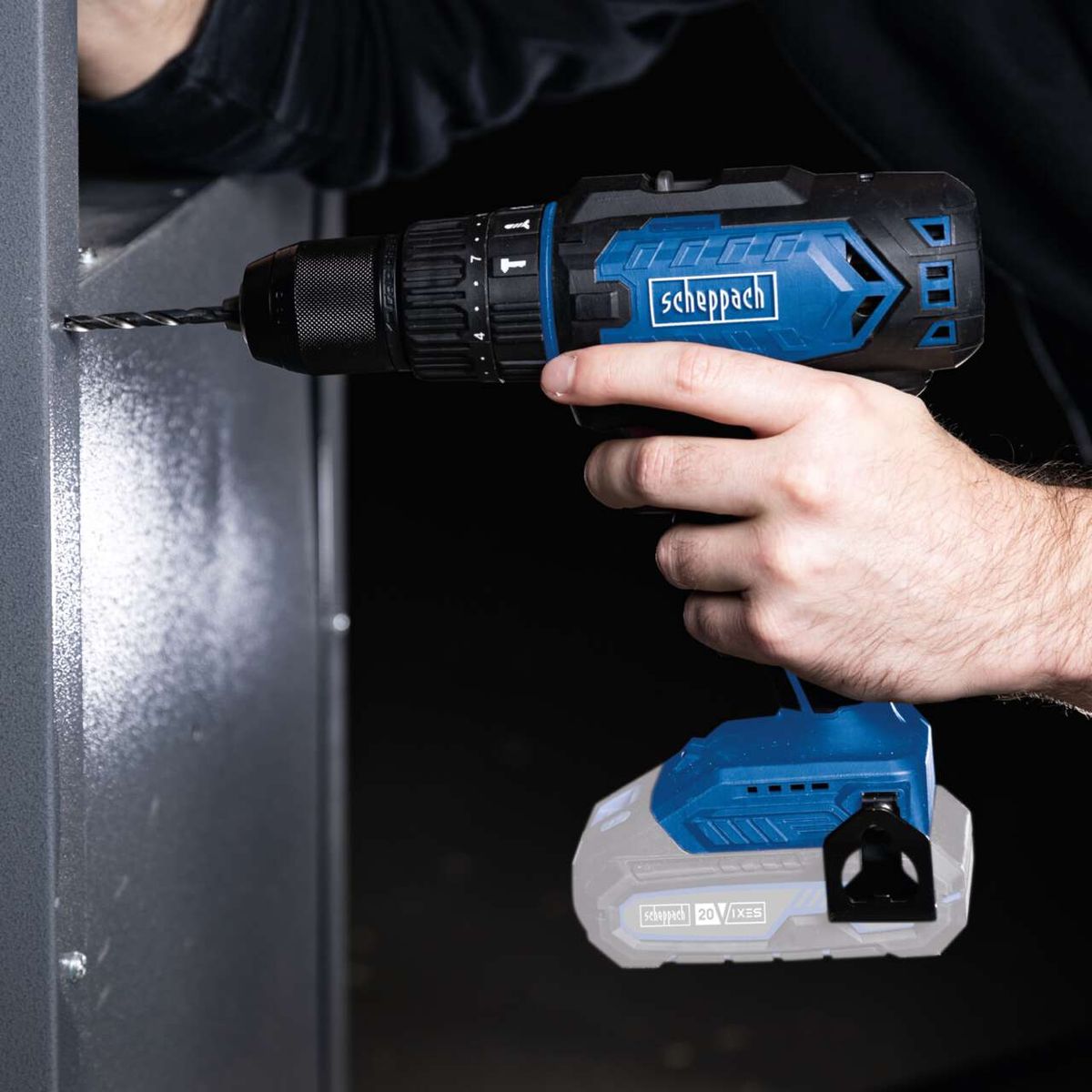 Die Scheppach Akku-Schlagbohrmaschine C-CD45-X mit 3in1 Funktion, 45Nm Drehmoment und 19+1 Drehmomentstufen. Die Abbildung zeigt die Schlagbohrfunktion.