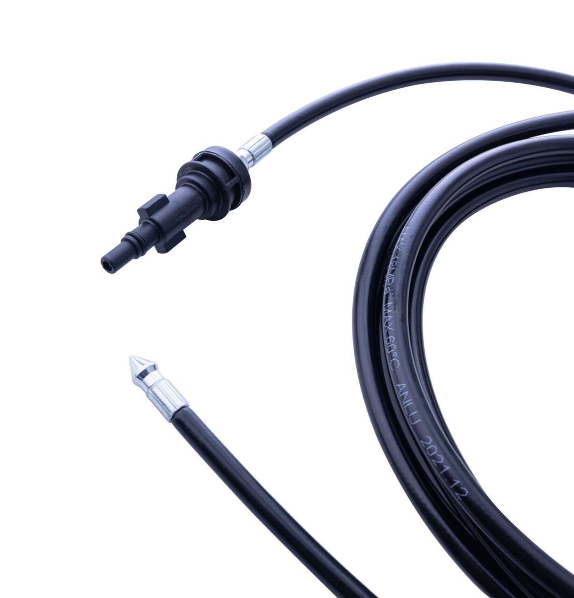 Rohrreiniger 6m für Hochdruckreiniger von Scheppach. Gezeigt von der Seite mit Anschlussstück und Spitze.