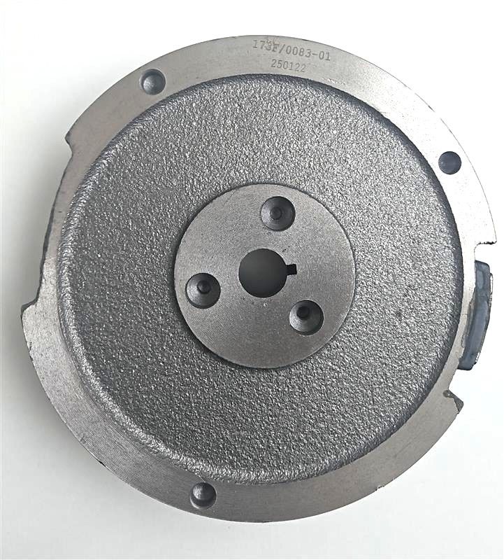 Schwungscheibe Ø190x48,6 von Scheppach. Ansicht von vorne. Graue Metalloberfläche mit zentraler Bohrung und drei kleineren Löchern. Beschriftung mit Artikelnummer.