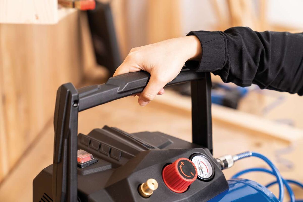 Handbetätigter Kompressor mit Druckregelung und Tankaufnahme für Werkstattgebrauch