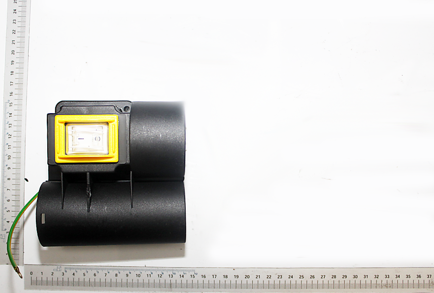 Ein Messschieber mit digitaler Anzeige, der auf einem weißen Hintergrund liegt. Die Messschieber-Skala ist von oben zu sehen.