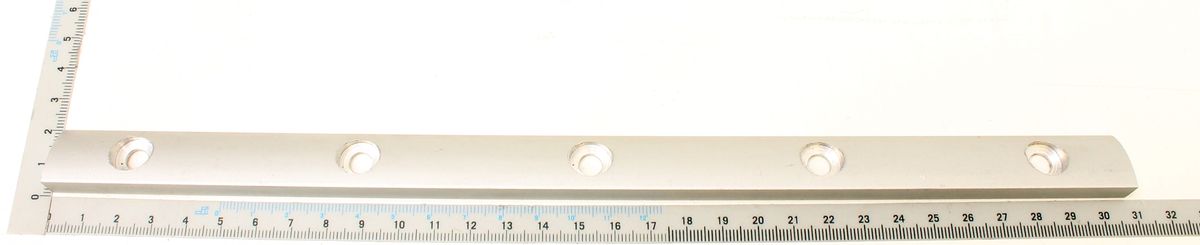 Scheppach-Klemmleiste mit vier Montagepunkten für präzise Halterung, Maßstab für Länge