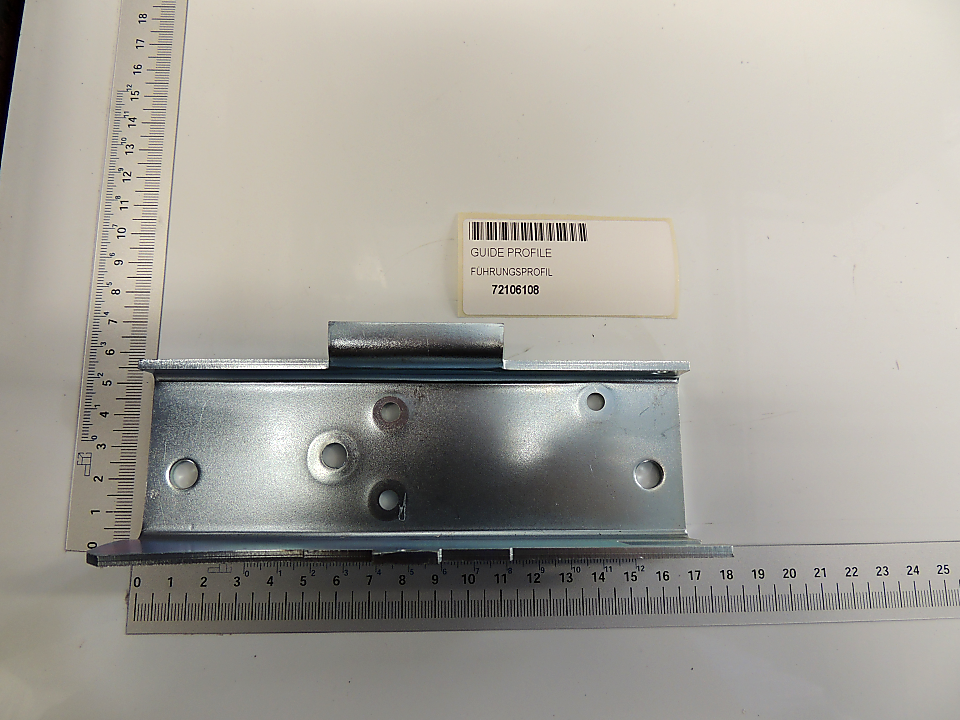 Führungsprofil von Scheppach, Artikelnummer 72106108, von der Seite betrachtet.
