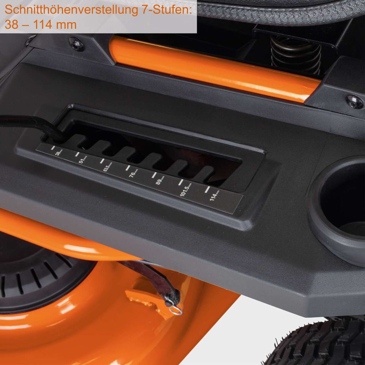 Der Akku-Aufsitzrasenmäher IX-ERT-920E IXES bietet eine 7-stufige Schnitthöhenverstellung von 38 bis 114 mm.