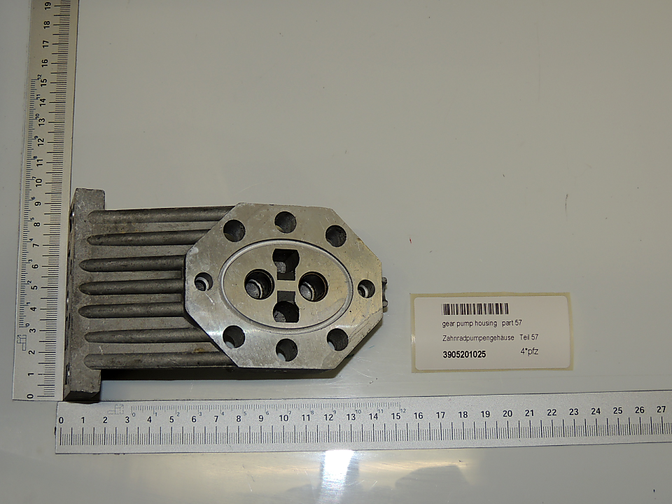 Scheppach Zahnradpumpengehäuse Teil 3905201025, technisches Bauteil mit Bohrungen