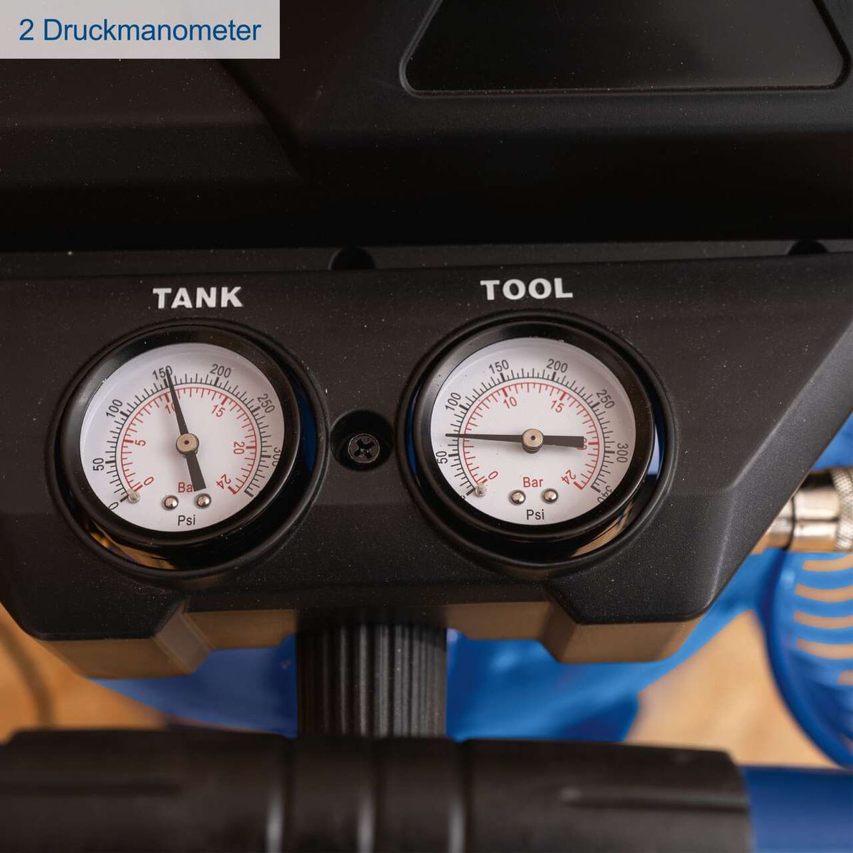 Druckmanometer für Kompressor mit Beschriftung 'TANK' und 'TOOL' für Messung des Drucks in Bar und PSI