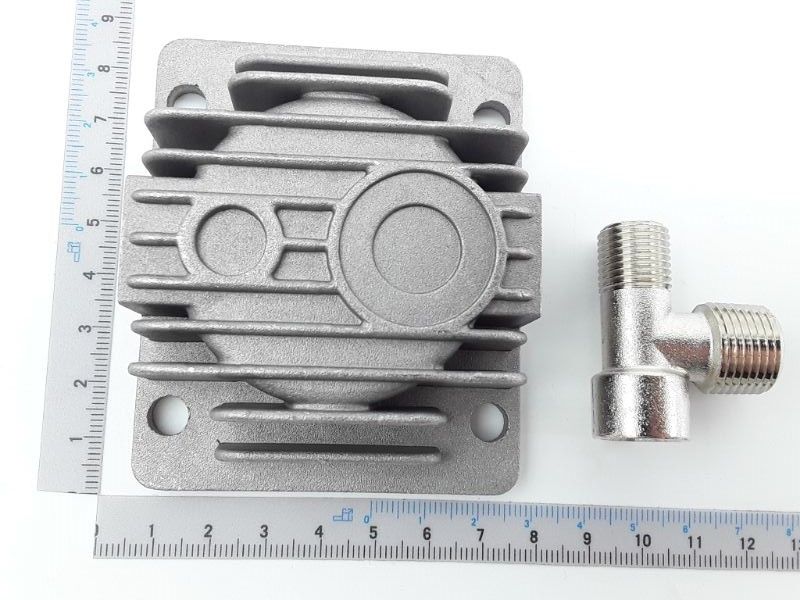 Zylinderkopf mit Ventil, Ansicht von oben, mit Maßstab zur Größenveranschaulichung.