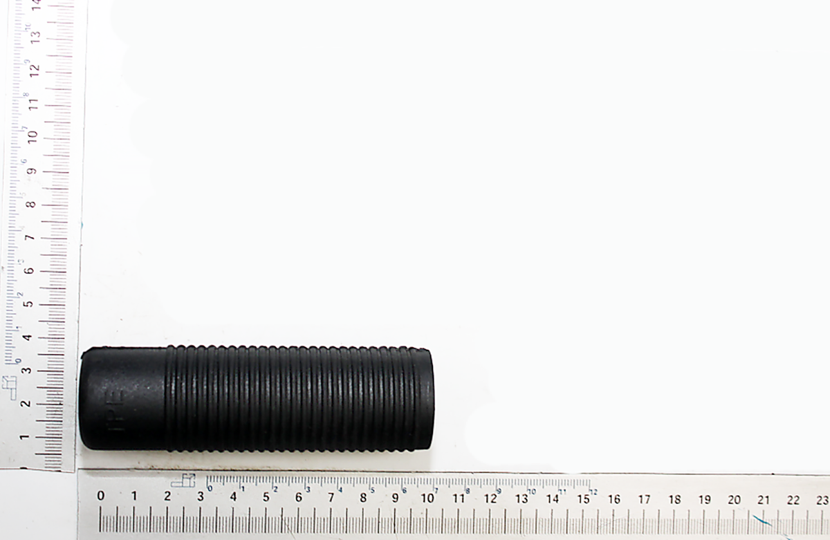 Ein schwarzer Handgriff mit Rillen, neben einer Messskala. Der Handgriff ist von der Seite zu sehen.