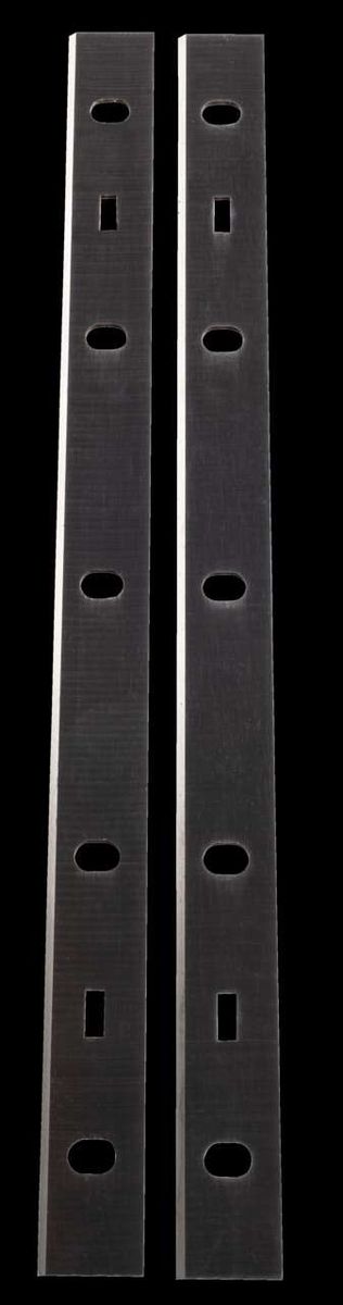 Hobelmesser 308 x 22 x 1,8 mm von Scheppach. Zwei Messer mit Löchern für die Befestigung. Ansicht von der Seite.