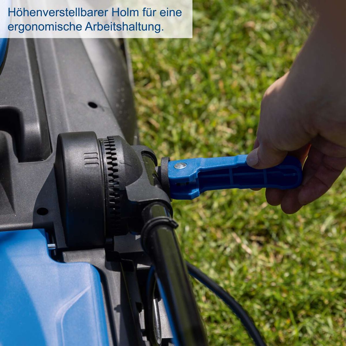 Der Akku-Rasenmäher BC-MP380-X von Scheppach verfügt über einen höhenverstellbaren Holm für eine ergonomische Arbeitshaltung.