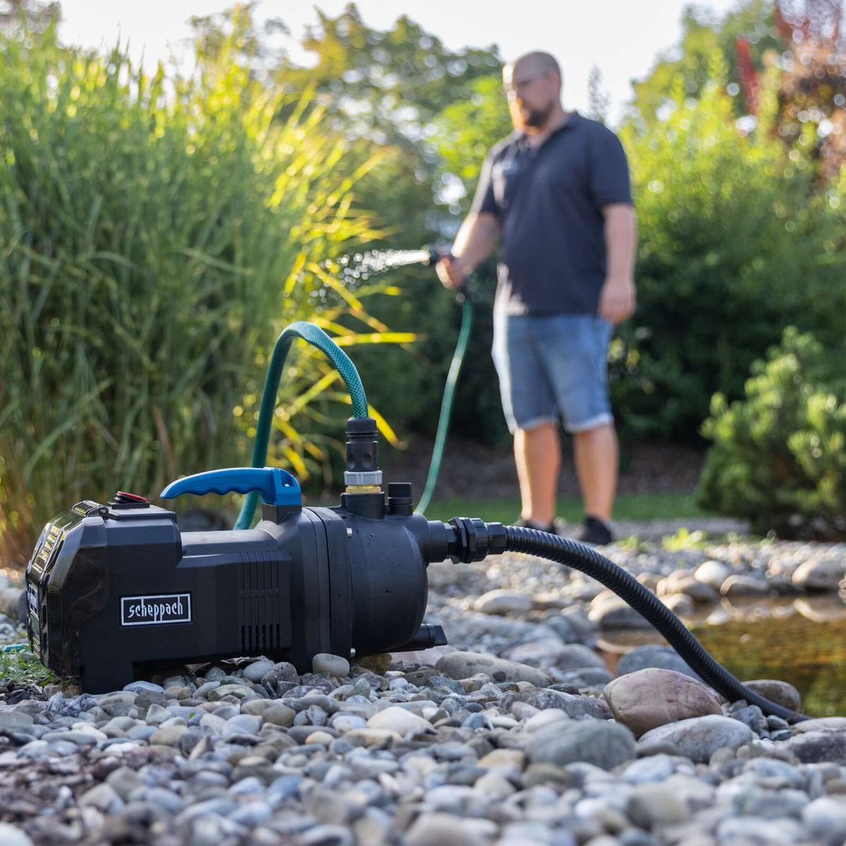 Scheppach Akku-Gartenpumpe mit Handpumpenaufsatz und Schlauch für Gartenbewässerung