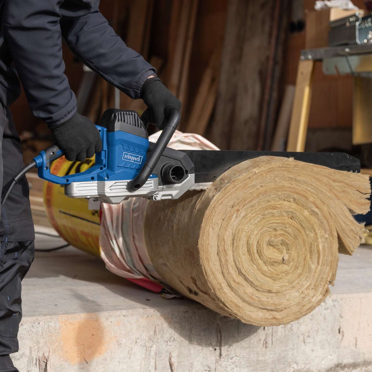 Elektro-Universalsäge mit Scheppach-Motor, Sägeblatt und Arbeitsstellung beim Schneiden von Holzstämmen