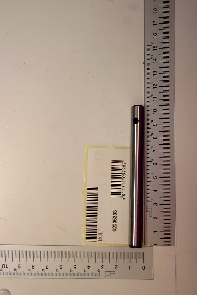 Ein Antriebsbolzen von Scheppach, Artikelnummer 62005303, neben einem Lineal zur Größenveranschaulichung. Der Bolzen wird von der Seite gezeigt.