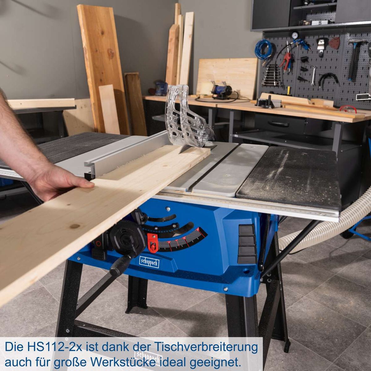 Die HS112-2x Tischkreissäge von Scheppach ist dank Tischverbreiterung ideal für große Werkstücke geeignet.