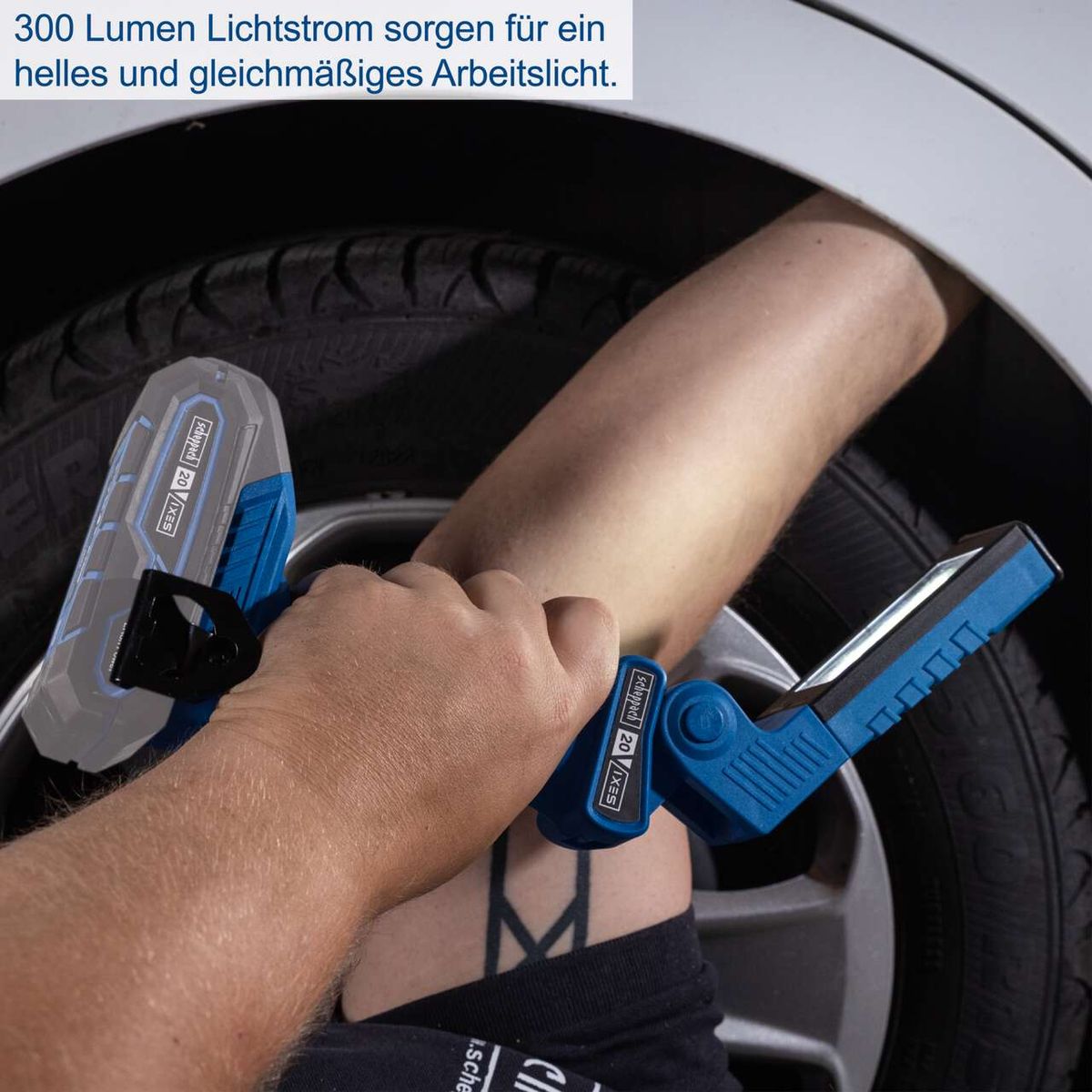 Die Akku-Arbeitsleuchte C-WL20-X von Scheppach bietet bis zu 300 Lumen Lichtstrom für ein helles und gleichmäßiges Arbeitslicht. Sie ist 270° drehbar und 180° schwenkbar.