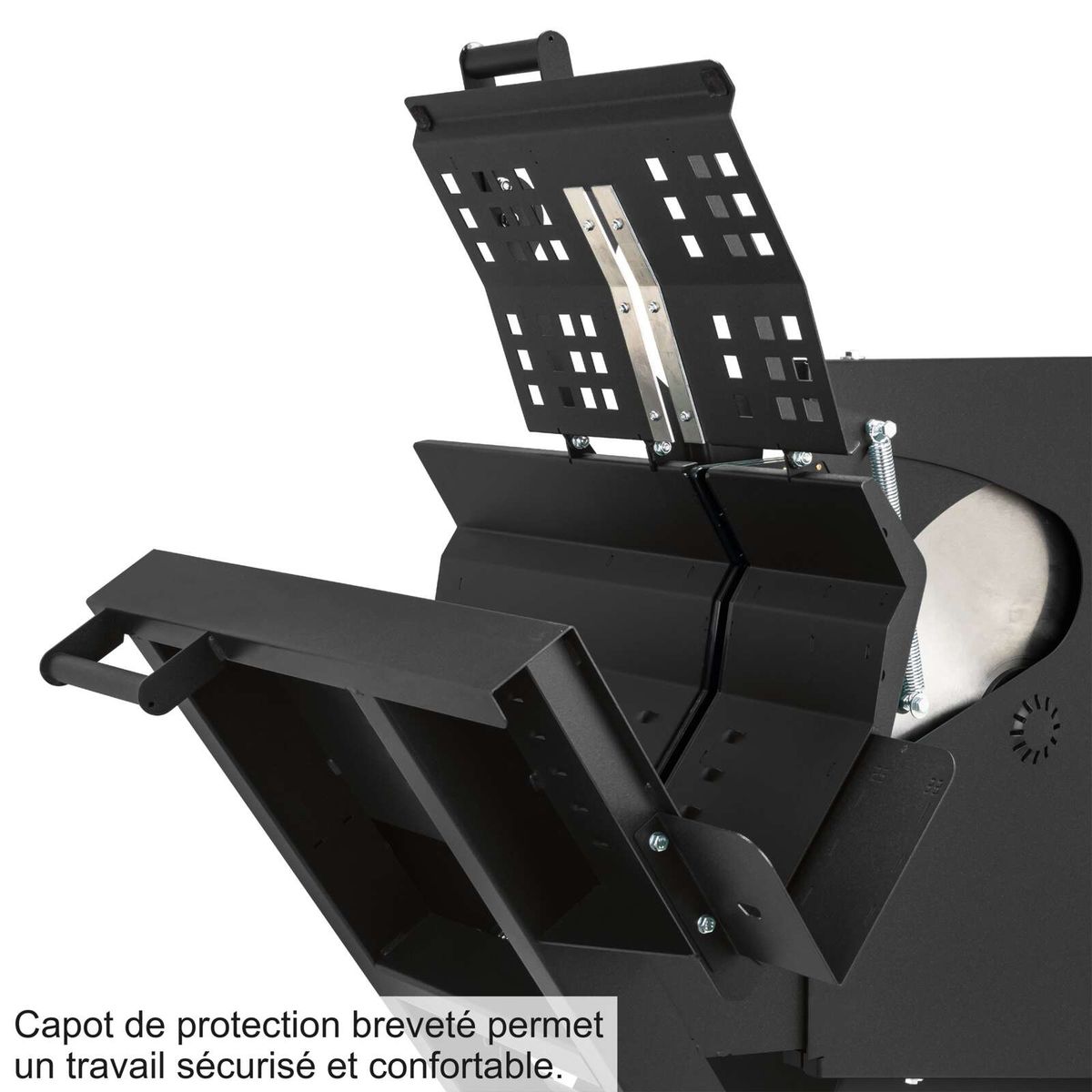 Die Wippsäge WOX D700 Black Edition von Scheppach verfügt über ein patentiertes Schutzgehäuse für sicheres und komfortables Arbeiten.