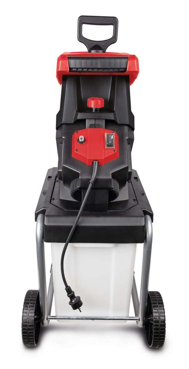 Der Häcksler GS59 von Scheppach ist von hinten zu sehen. Das Gerät hat einen schwarzen Griff und einen weißen Auffangbehälter mit Rädern. Ein schwarzes Kabel ist an der Rückseite angeschlossen.