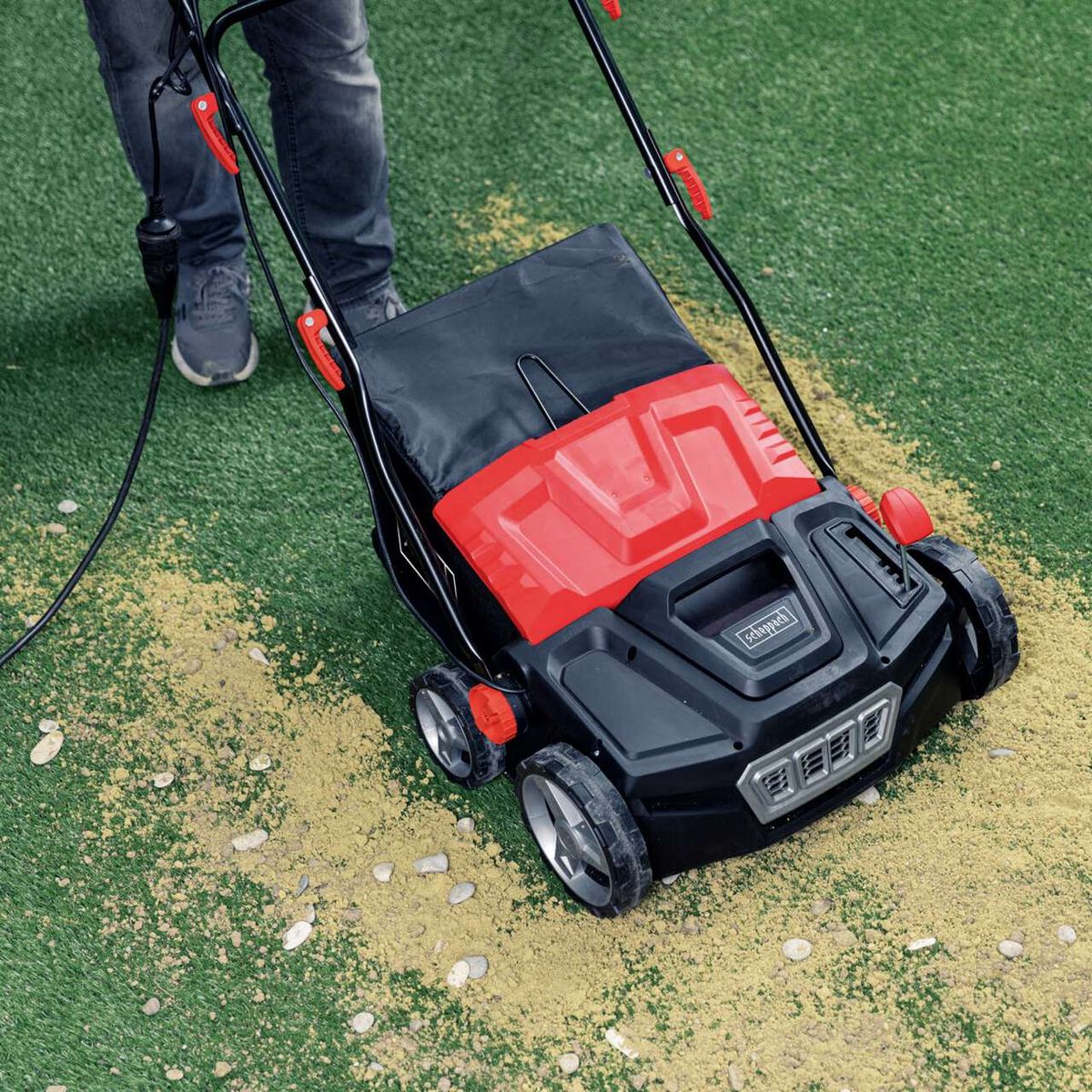 Die Elektro Kehrmaschine ELS1800 von Scheppach hat eine Arbeitsbreite von 36 cm und einen Fangkorb mit 45 Litern Fassungsvermögen. Sie verfügt über einen 1800W Motor und arbeitet mit 230V.