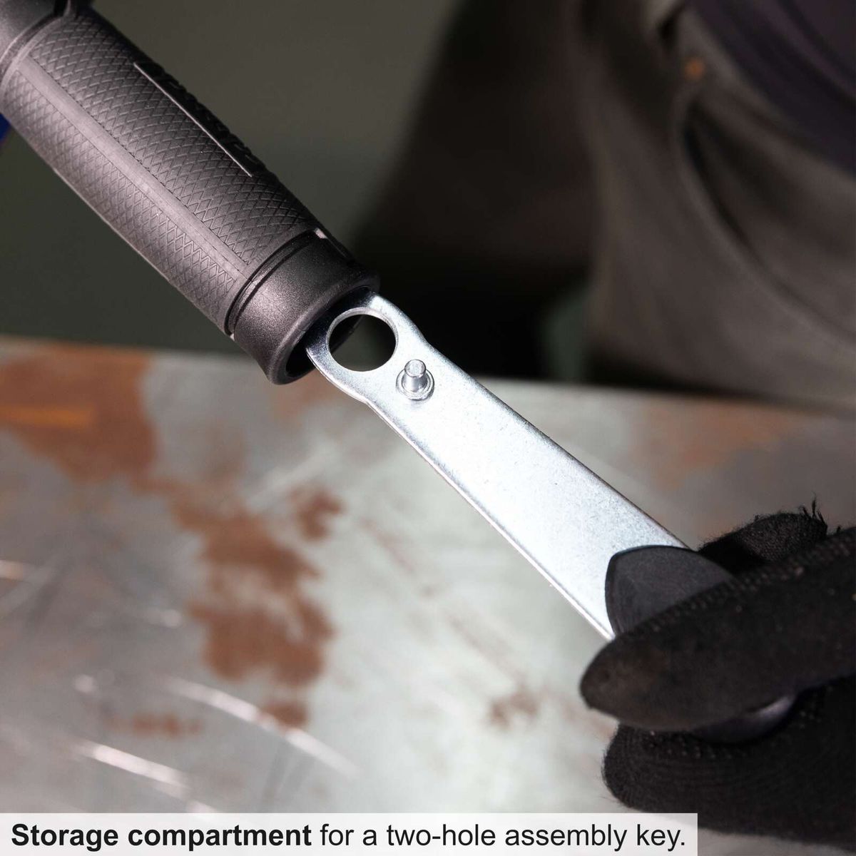 The cordless angle grinder C-WS125BE-X by Scheppach features a storage compartment for a two-hole assembly key.