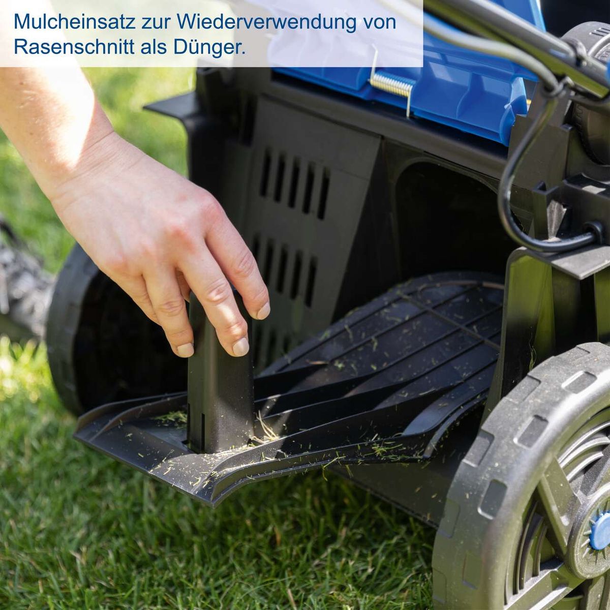 Der Mulcheinsatz ermöglicht die Wiederverwendung von Rasenschnitt als Dünger. Ideal für eine nachhaltige Rasenpflege.