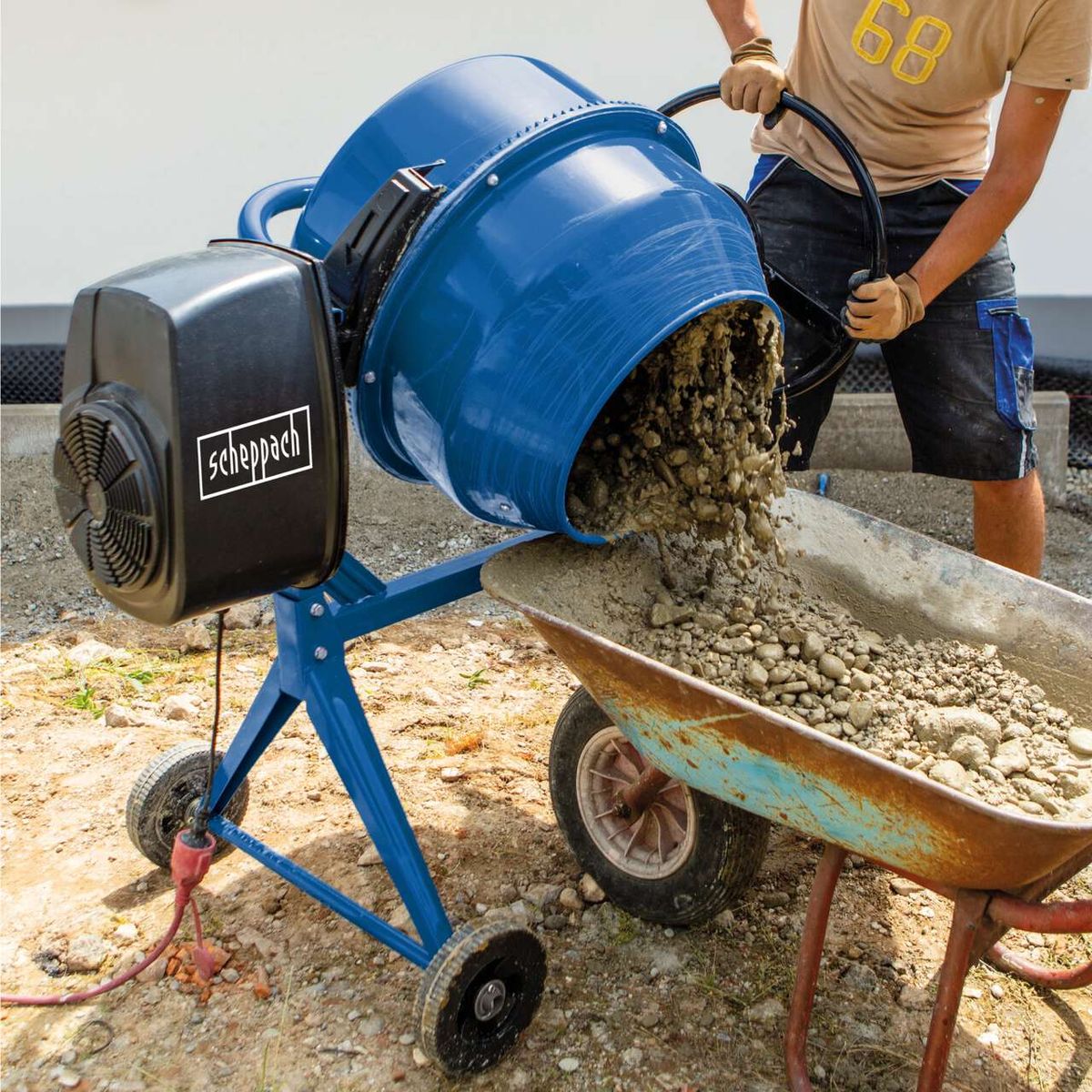 Scheppach-Betonmischer MIX125 mit Zahnradantrieb, 125-Liter-Fass, 550 Watt, in Betrieb