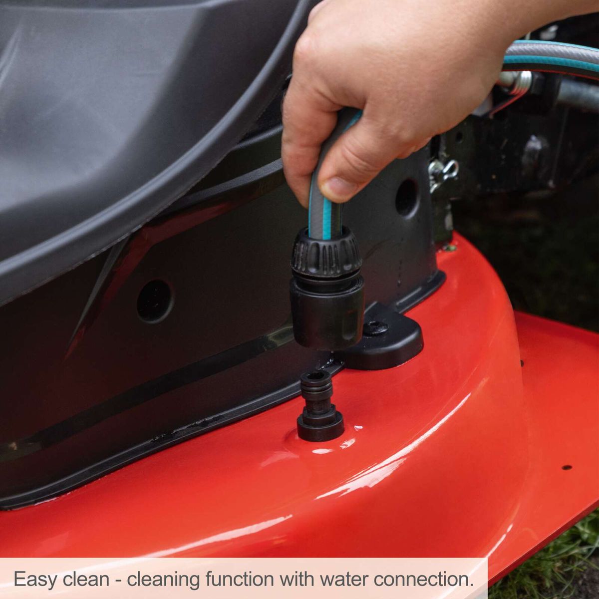The Scheppach petrol ride-on lawnmower MR225-61 features easy cleaning with water connection.