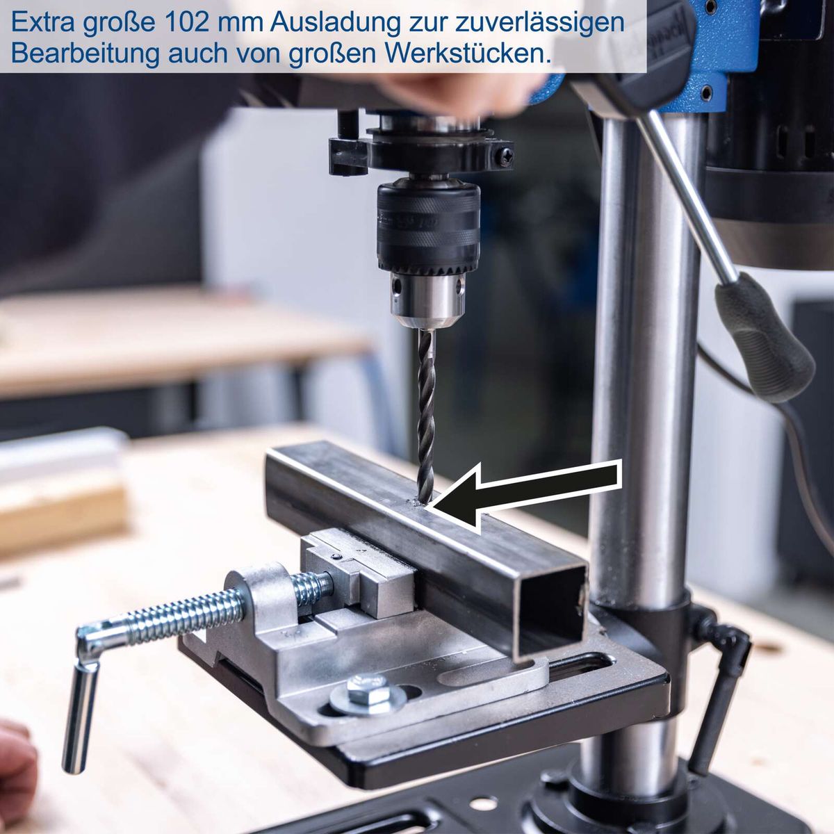 Tischbohrmaschine mit 102 mm Bohrfutter für präzise Bohrungen, angezeigt durch Bohrspitze auf Werkstück