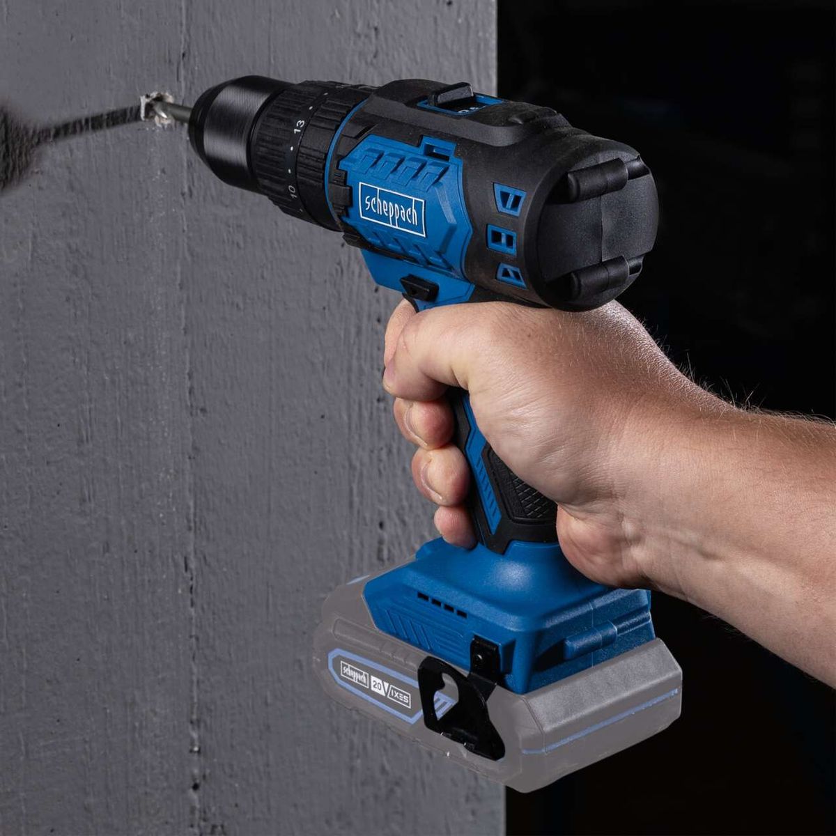 Die Akku-Schlagbohrmaschine BC-CD60-X von Scheppach verfügt über ein Drehmoment von 60 Nm und 19+1+1 Drehmomentstufen. Sie ist mit einem bürstenlosen Motor ausgestattet, der für effizientes und leistungsstarkes Arbeiten sorgt.
