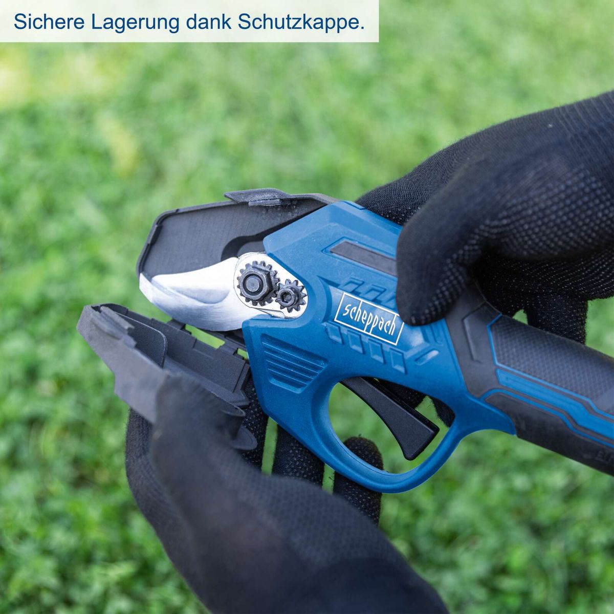 Die Akku-Astschere BC-PRS28-X von Scheppach bietet sichere Lagerung dank Schutzkappe und automatischer Abschaltung. Sie verfügt über einen Brushless-Motor und ist mit einem Handschutz ausgestattet. Die Klingen haben einen Durchmesser von 15mm und 28mm.