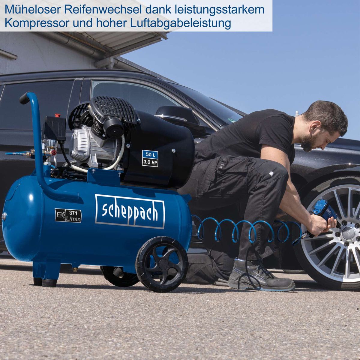 Ein Mann wechselt mühelos Reifen dank leistungsstarkem Kompressor und hoher Luftabgabeleistung. Der Scheppach Kompressor HC53DChrung von 371/min. Der Reifenwechsel wird durch den leistungsstarken Kompressor erleichtert.