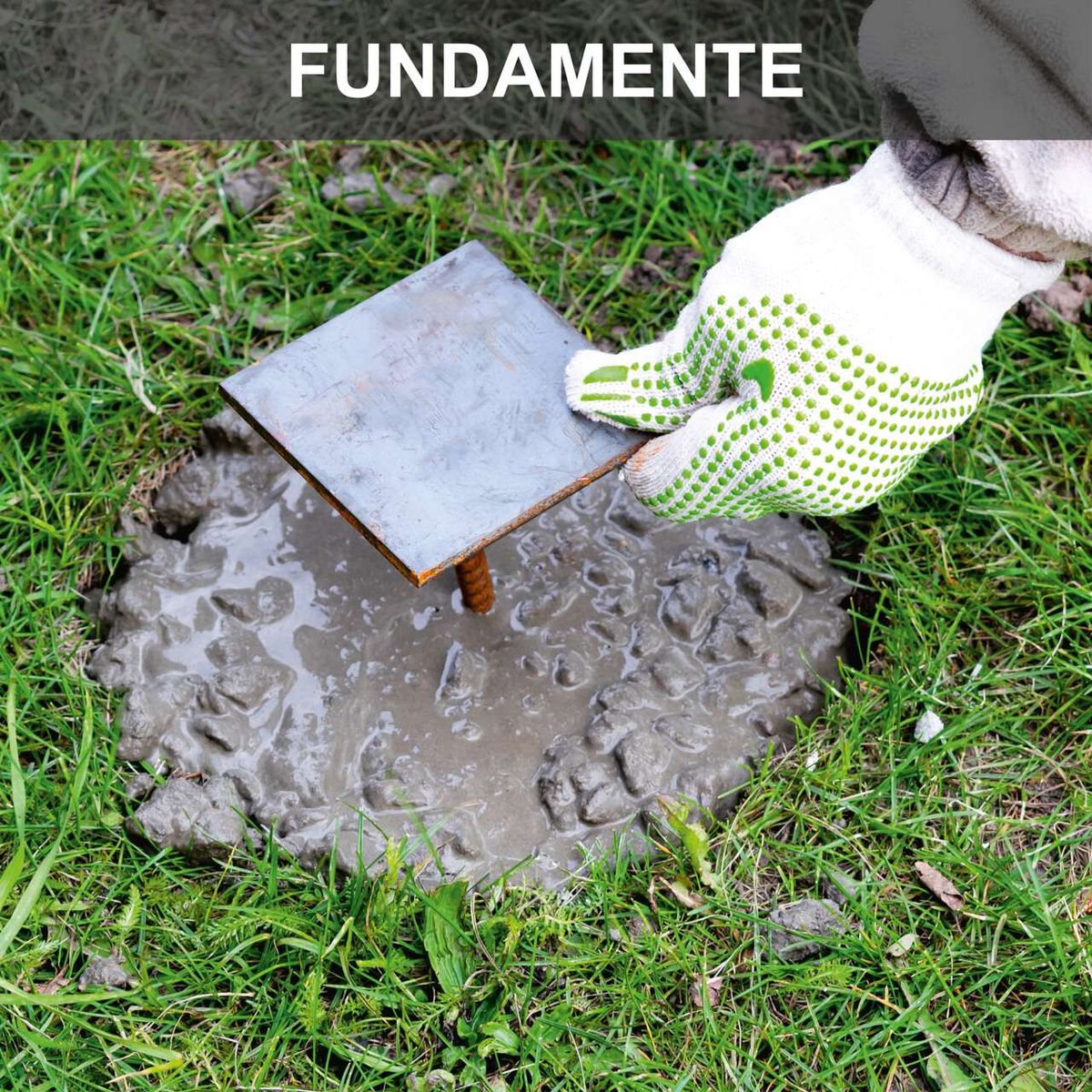 Erdbohrwerkzeug mit Handschuhen beim Arbeiten an einer Bohrgrube, Betonplatte im Einsatz