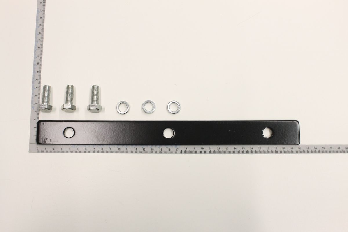 Montageleiste mit zwei Bohrungen für Befestigungselemente und passenden Muttern sowie zwei Ringelementen