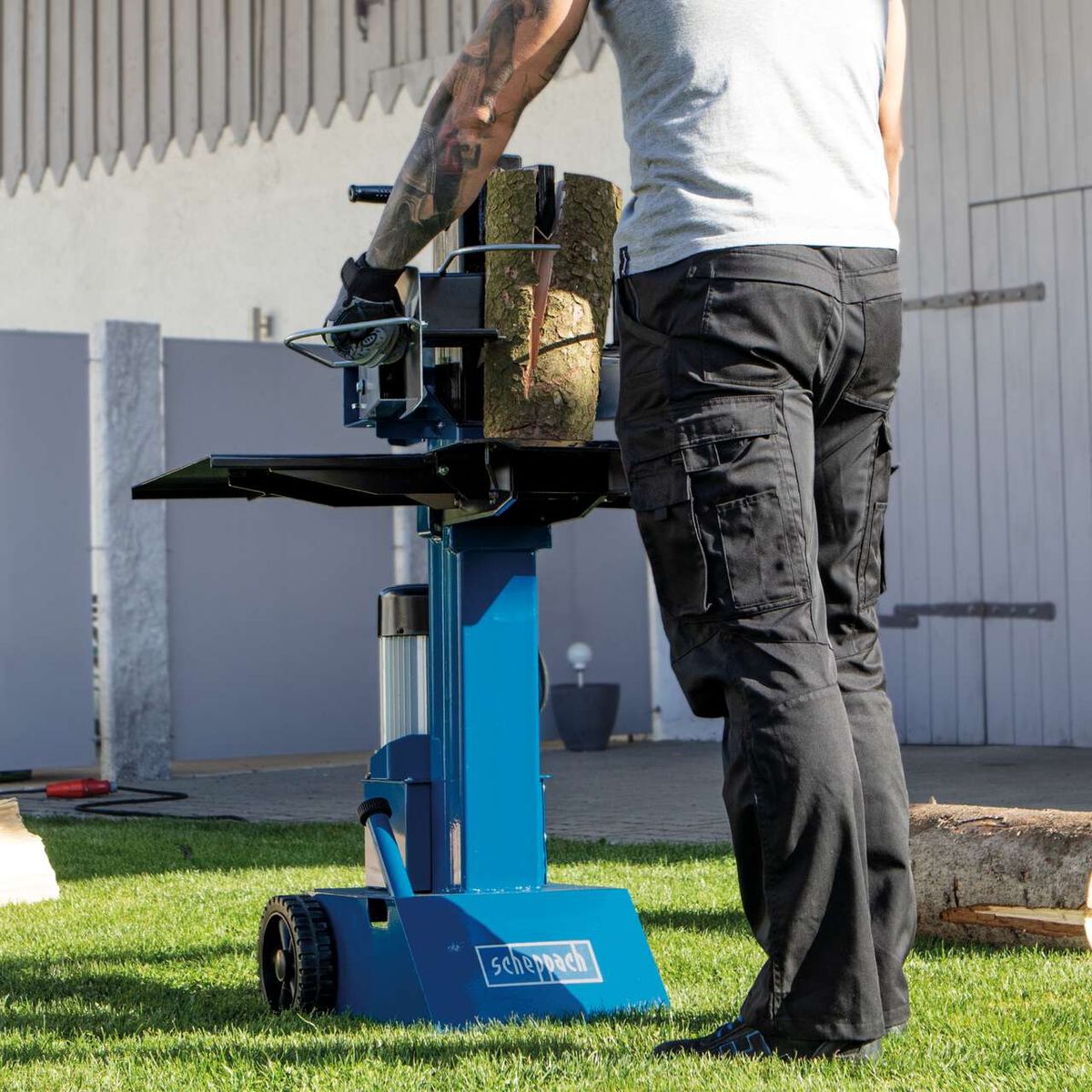Der Scheppach Holzspalter HL810 mit Standfunktion. Der Holzspalter hat eine Leistung von 3000 W und eine Spaltkraft von 8 Tonnen. Er wird mit 230V und 50Hz betrieben.