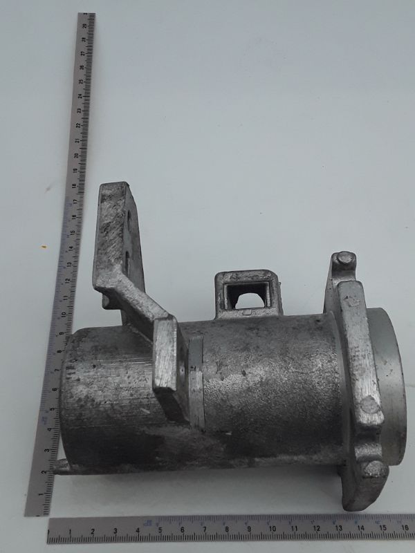 Fräßspindelführung von Scheppach, Ansicht von oben. Die Länge beträgt etwa 20 cm.