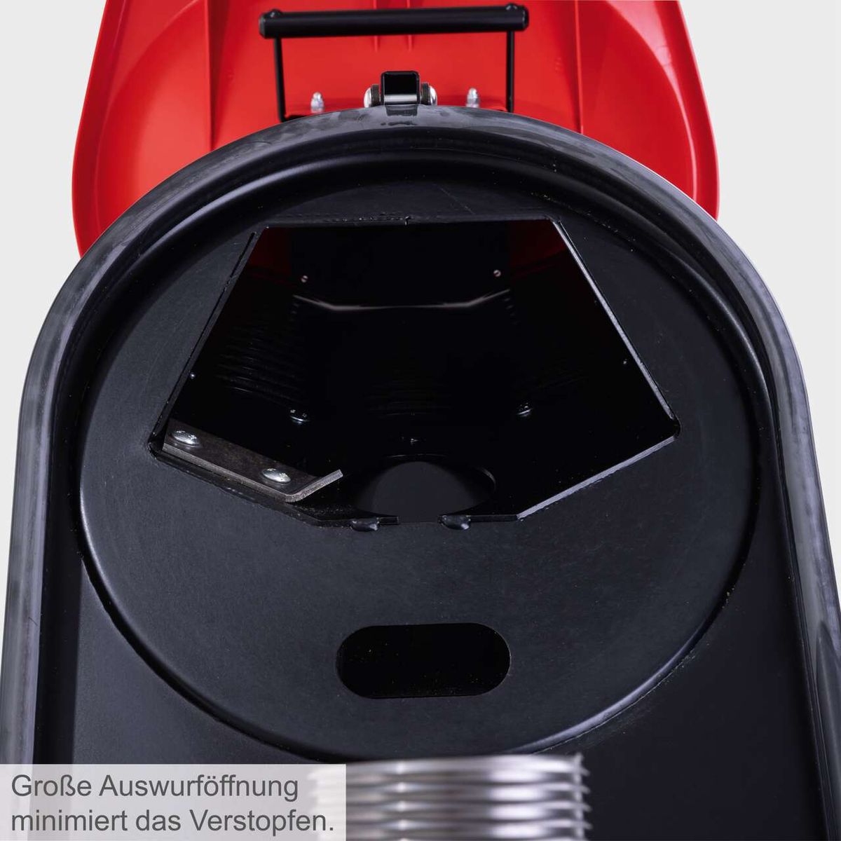 Große Auswurföffnung für effizientes Entsorgen, reduziert Verstopfungen im Häcksler.