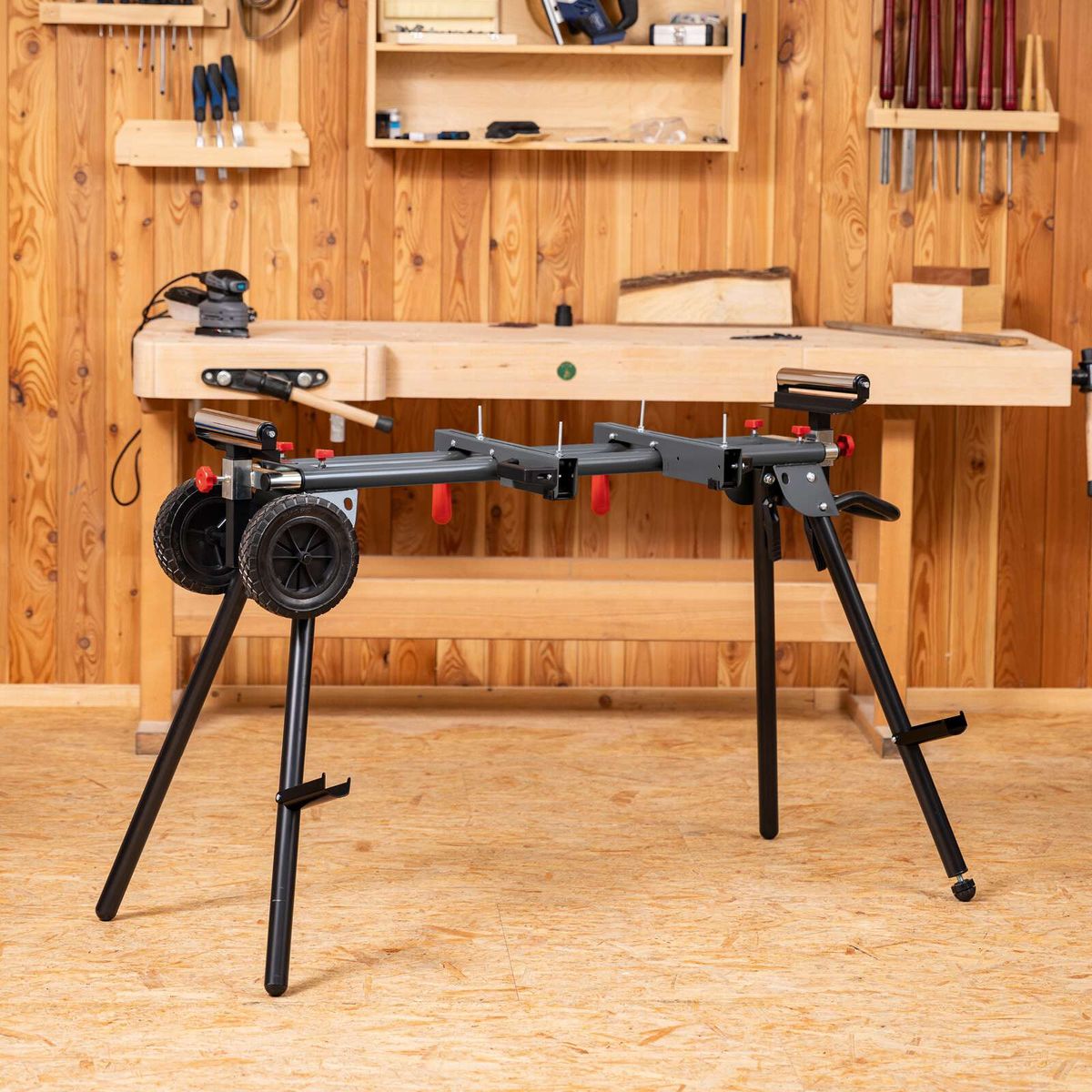 Der Scheppach Praktixx Arbeitswagen bietet robuste Metallkonstruktion, verstellbare Arbeitshöhe, große Räder für einfache Bewegung, integrierte Werkzeugaufbewahrung und stabilen Arbeitsbereich für Werkzeuge und Materialien.