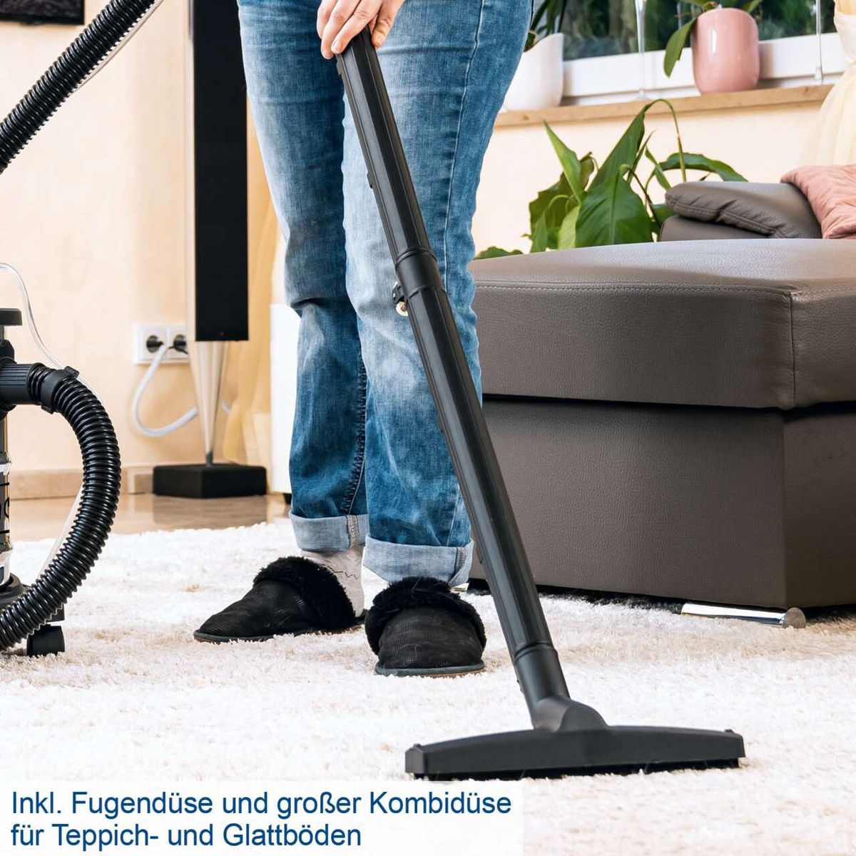 Der Nass- und Trockensauger ASP50-ES Scheppach inkl. Fugendüse und großer Kombidüse für Teppich- und Glattböden.