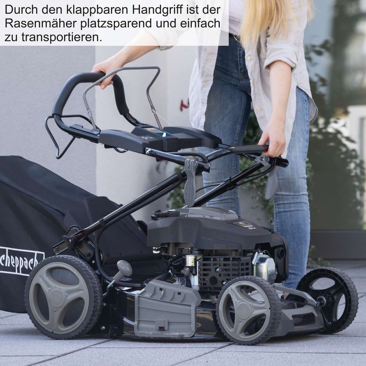 Der Rasenmäher von Scheppach hat einen klappbaren Handgriff, was ihn platzsparend und einfach zu transportieren macht.