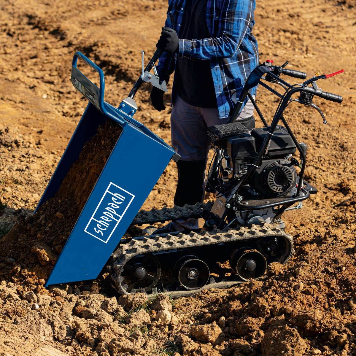 Scheppach Benzin-Dumper DP4500 mit Schaufelaufsatz für Transport von Materialien