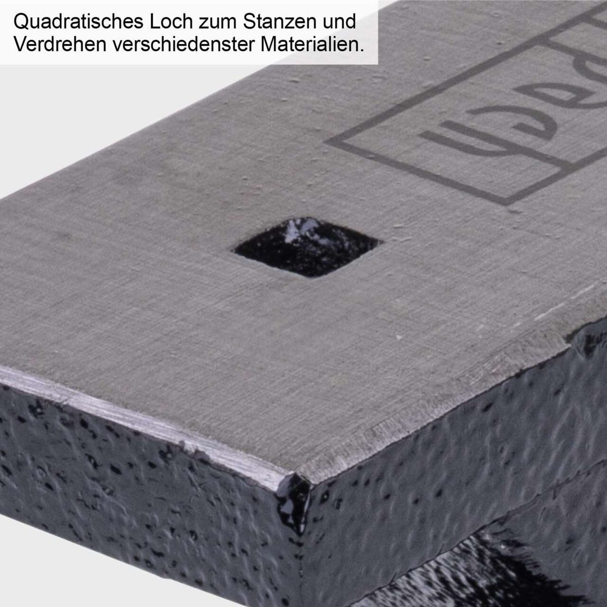 Quadratisches Loch zum Stanzen und Verdrehen verschiedener Materialien. Der Schmiedeamboss GEA4500 von Scheppach bietet vielseitige Einsatzmöglichkeiten für verschiedene Bearbeitungstechniken.