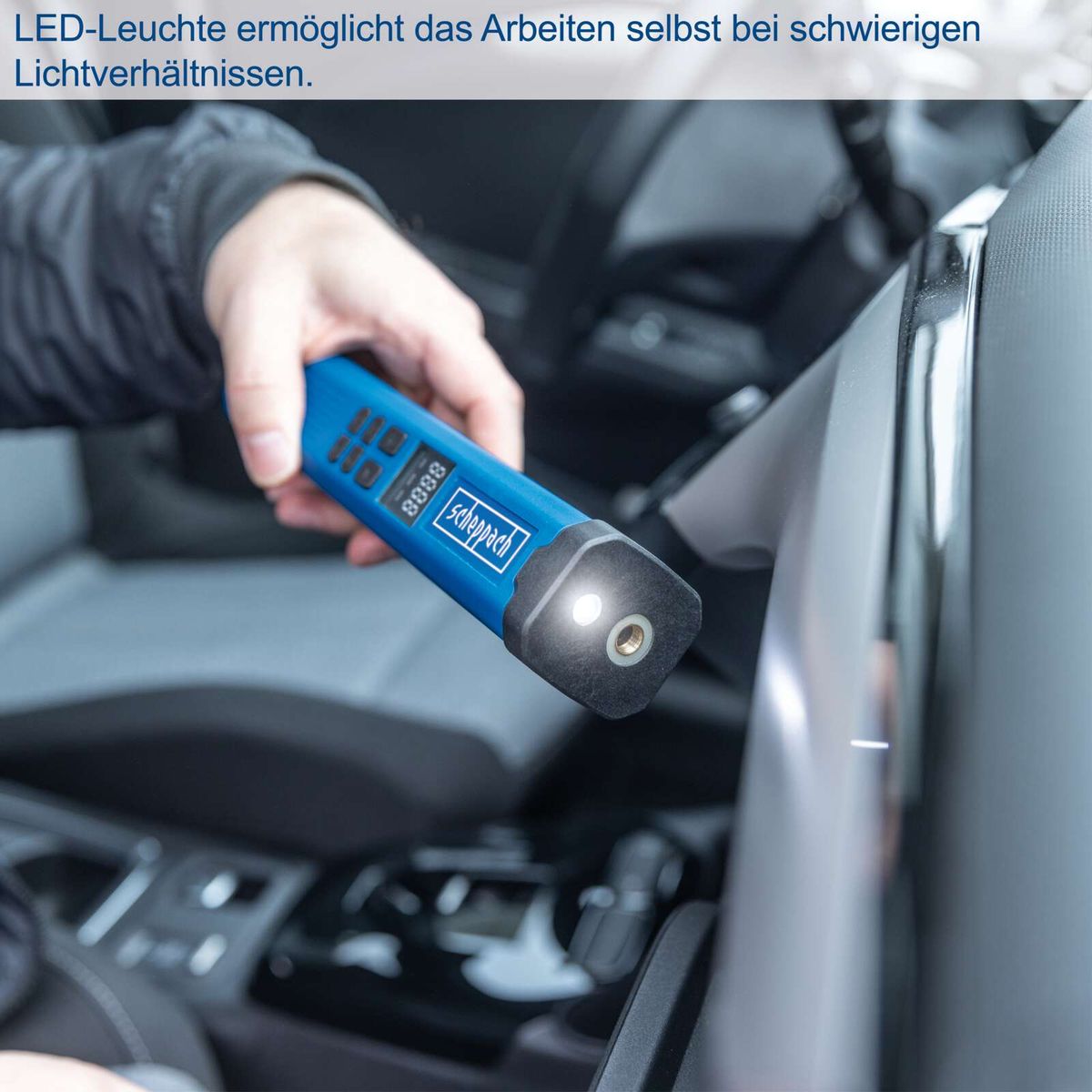 Der Akku-Handkompressor CAP150-4V von Scheppach ermöglicht Arbeiten selbst bei schwierigen Lichtverhältnissen dank integrierter LED-Leuchte.