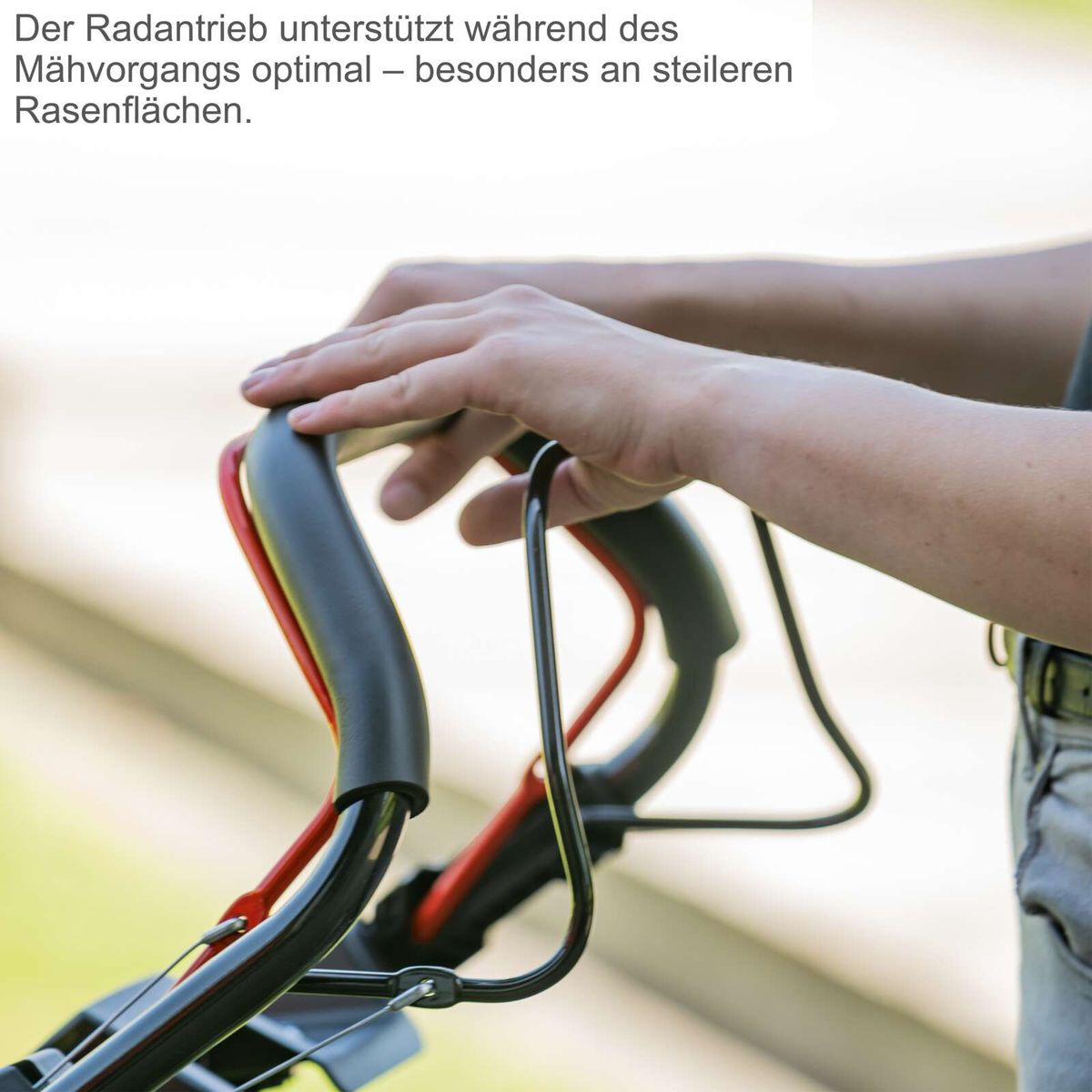 Radantrieb unterstützt optimales Mähen, besonders auf steilen Rasenflächen