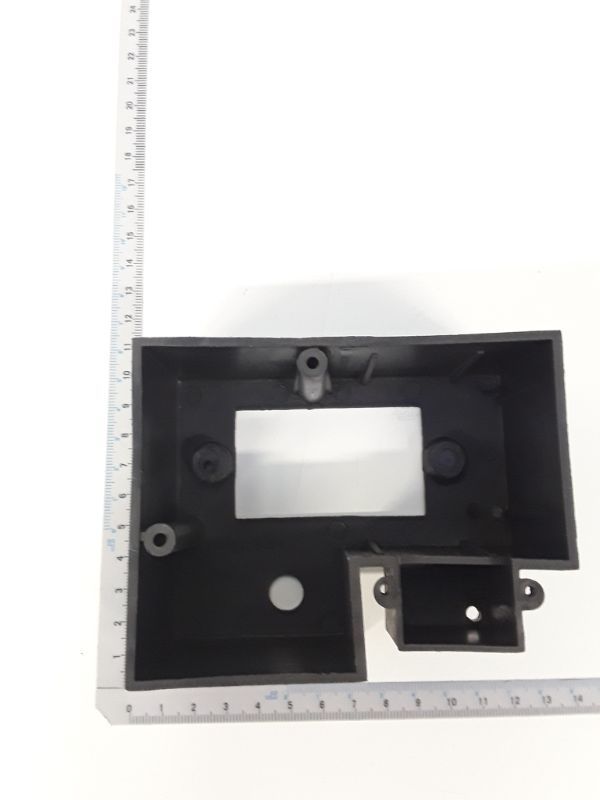 Schaltergehäuse von Scheppach, von oben fotografiert. Das Gehäuse hat vier Befestigungspunkte und einen kleinen Kasten an der Seite.