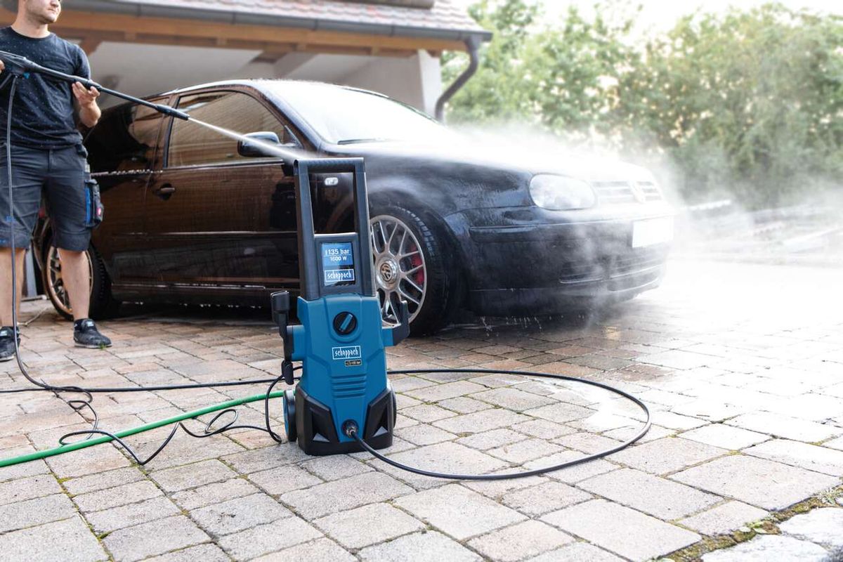 Scheppach Hochdruckreiniger in Einsatz mit Wasserstrahl auf einem Fahrzeug