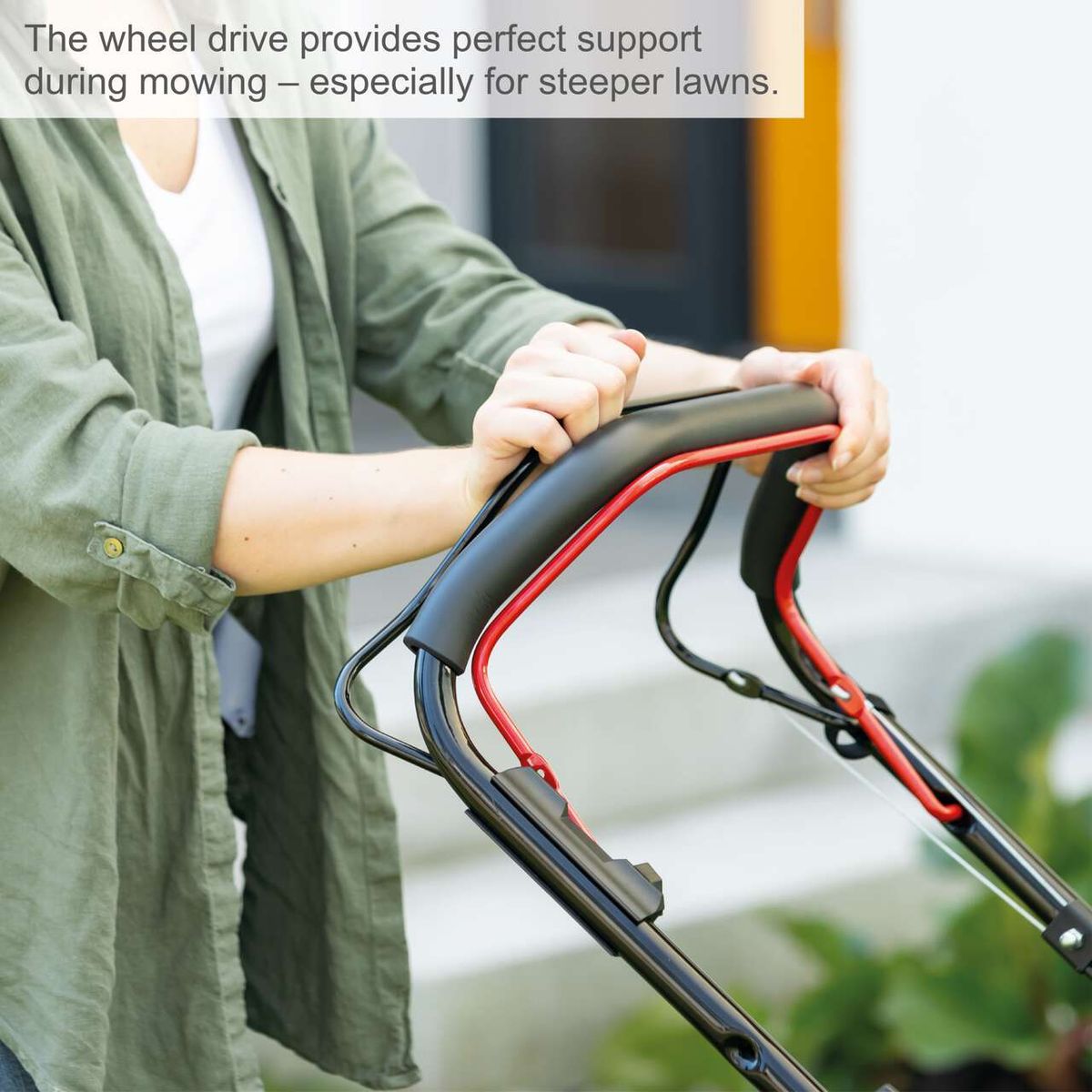The wheel drive provides perfect support during mowing, especially for steeper lawns.