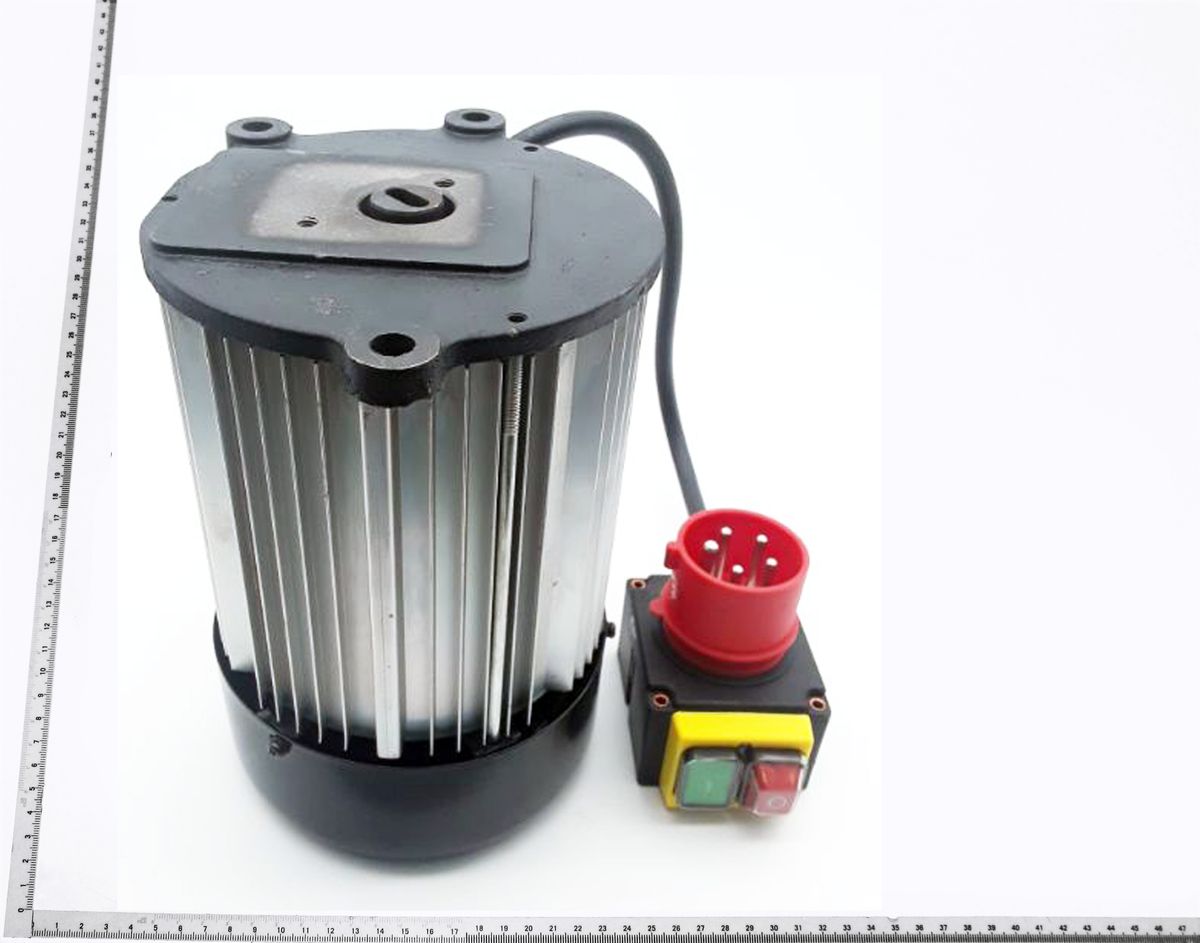 Elektromotor mit Anschlussklemmen und Schaltgerät für technische Anwendung