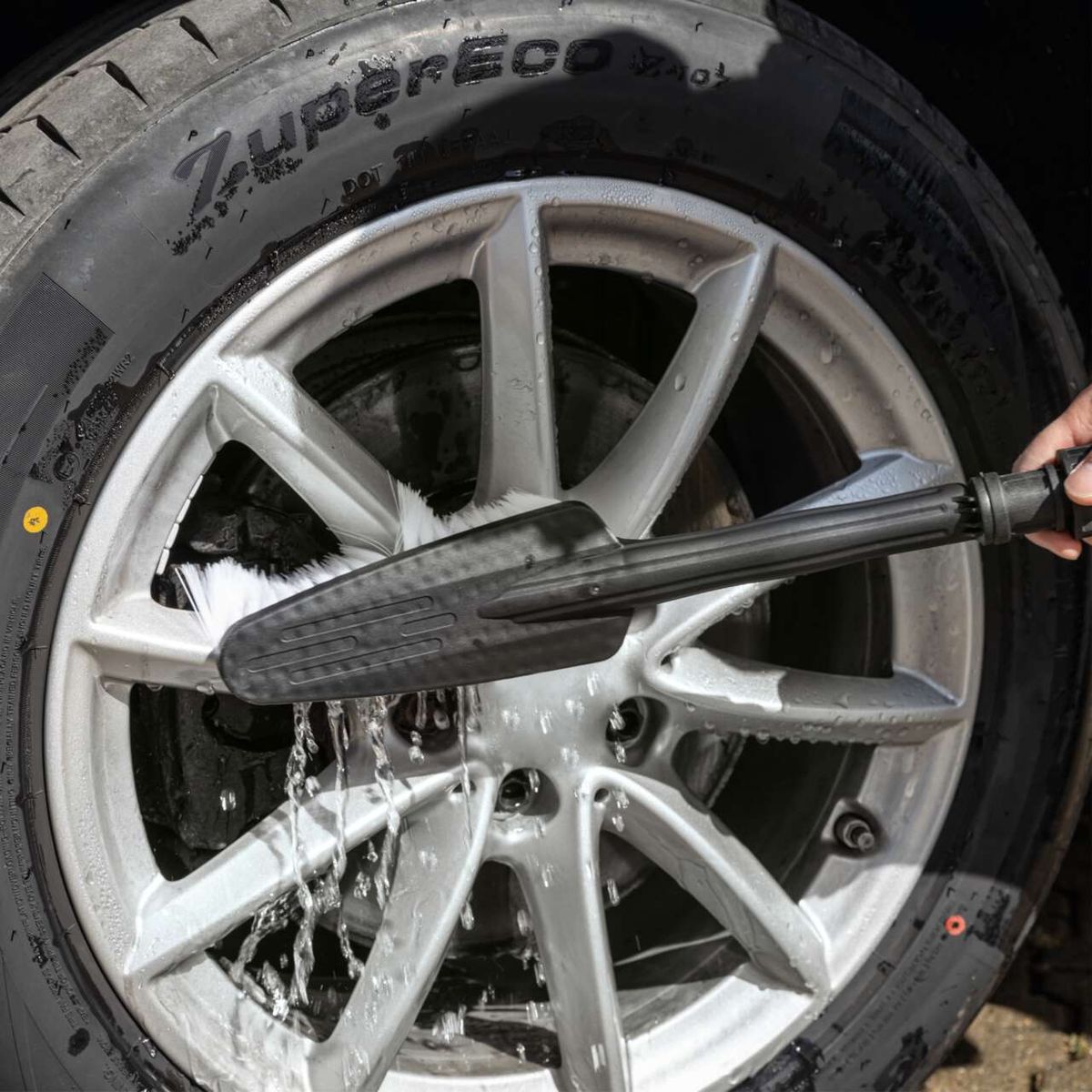 Der Scheppach Hochdruckreiniger HPC1600 mit 5m Schlauch, 135bar Druck und 420 l/h Fördermenge. Inklusive Hochdruckdüse für effektive Reinigung.