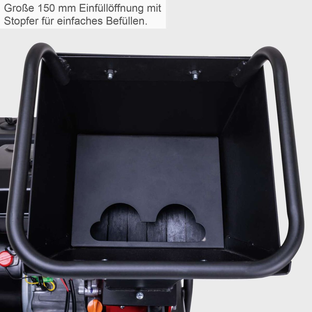 Der Benzin-Messerhäcksler PGS75 von Scheppach hat eine große 150 mm Einfüllöffnung mit Stopfer für einfaches Befüllen.