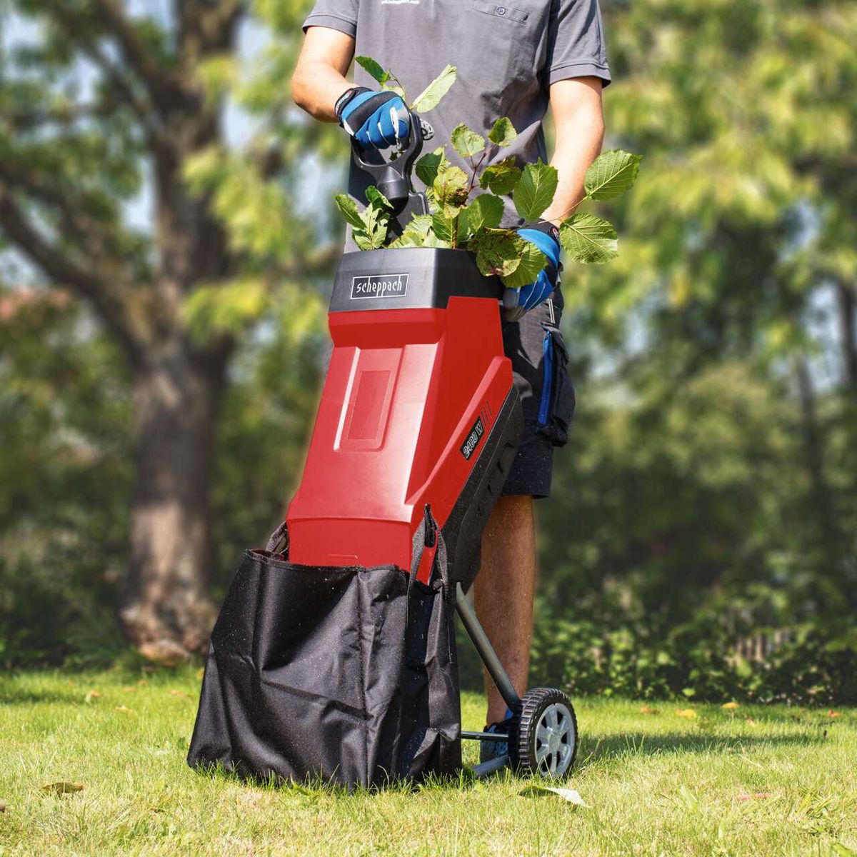 Der Elektrohäcksler GS55 von Scheppach mit 2400W Leistung, 45L Fangsack und 45mm Schnittstärke. Gezeigt wird die Einfüllöffnung für Äste und Zweige.